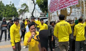 Massa PERMA LABUSEL Kepung Kantor Gubernur, Protes Hibah Polres Rp25 Miliar dan Penundaan Pilkades