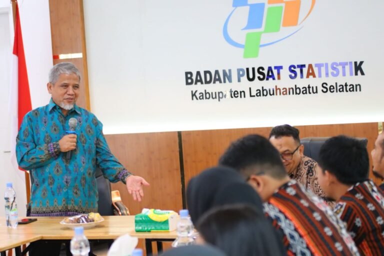 Sensus Ekonomi 2026 Lagi Berjalan di Labusel, Senator M Nuh Imbau Warga: Jangan Takut Didata Petugas BPS! Kunker ke BPS Labusel, Senator M Nuh Sentil Soal Data: Ulang Songon I, Jangan Asal Tembak Kebijakan dari Pusat!