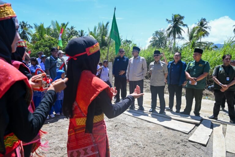 Pulihkan Sekolah Terdampak Banjir di Tapteng, Wamen Dikdasmen dan Ketum PP PERSIS Resmikan Kelas Darurat